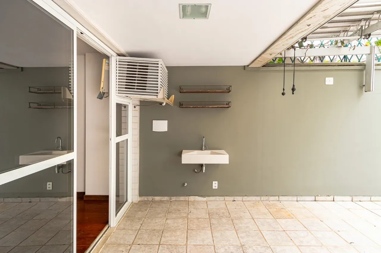 3-bedroom apartment with a walk-in closet — photo 9