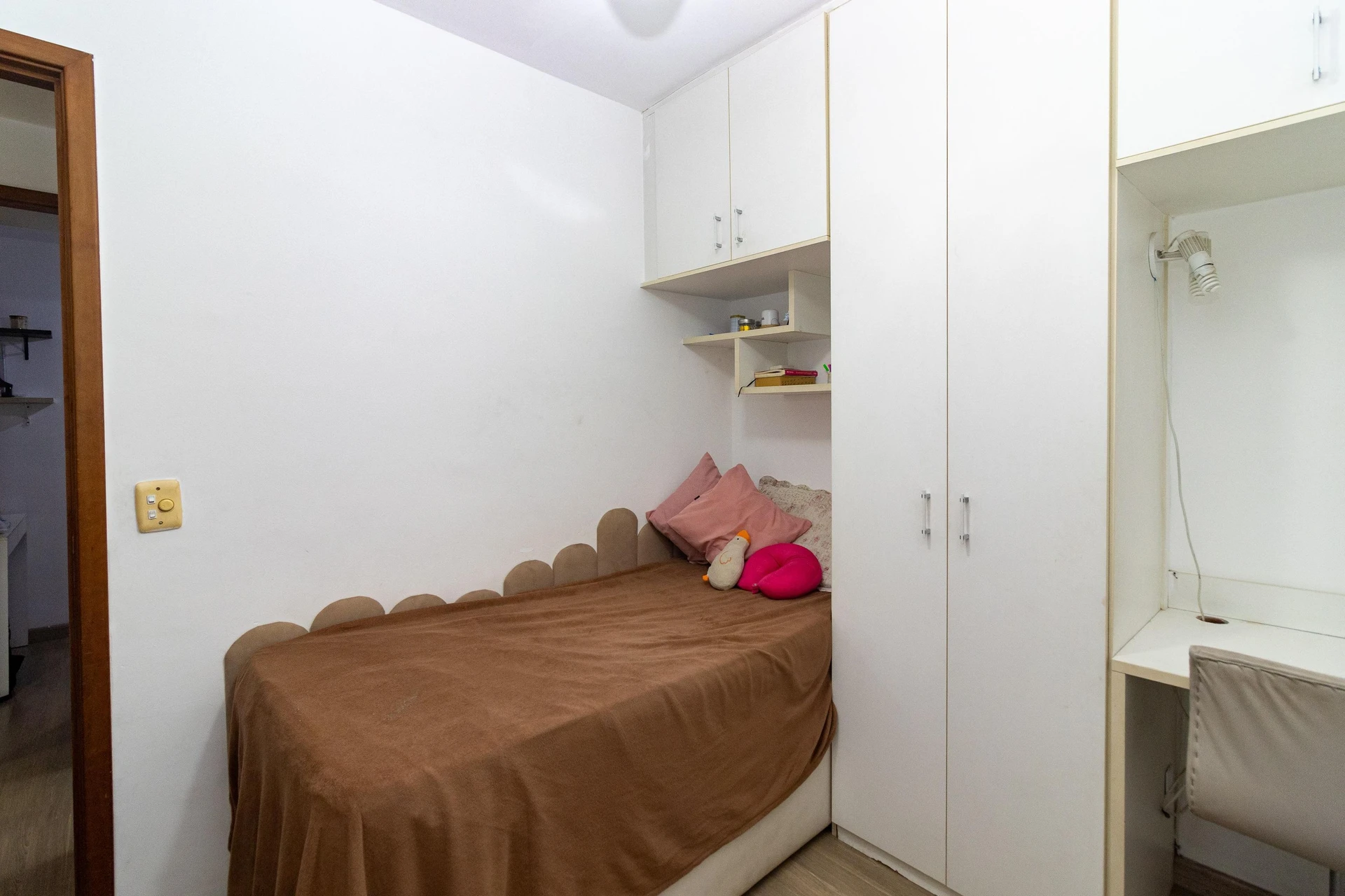 Furnished 2-bedroom apartment with balcony — photo 34
