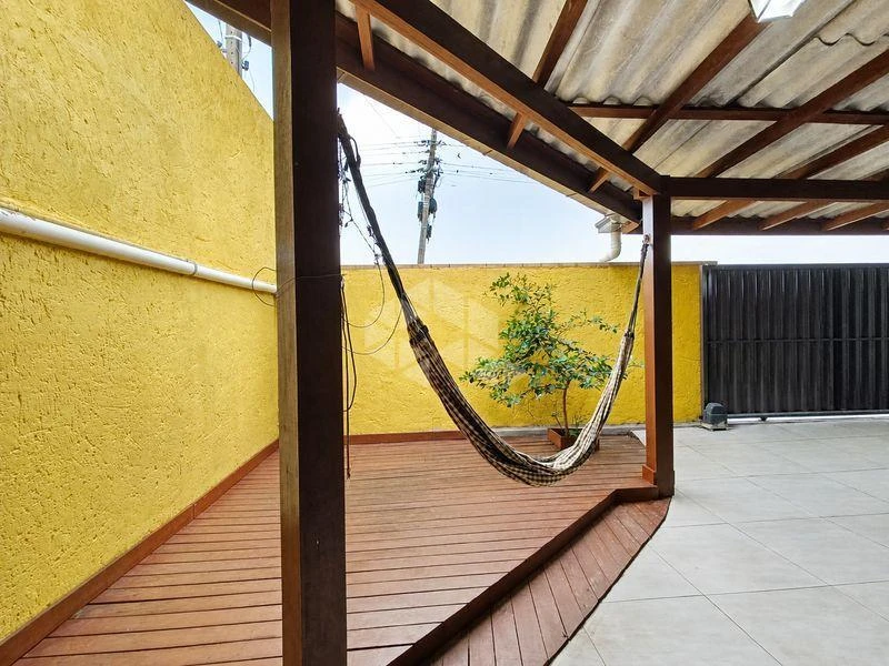 Balcony with a grill in a 2-bedroom house, 100 m² — photo 23