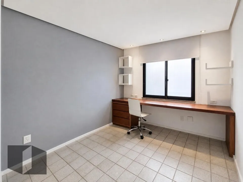 Apartment with air conditioning and 4 bedrooms — photo 18