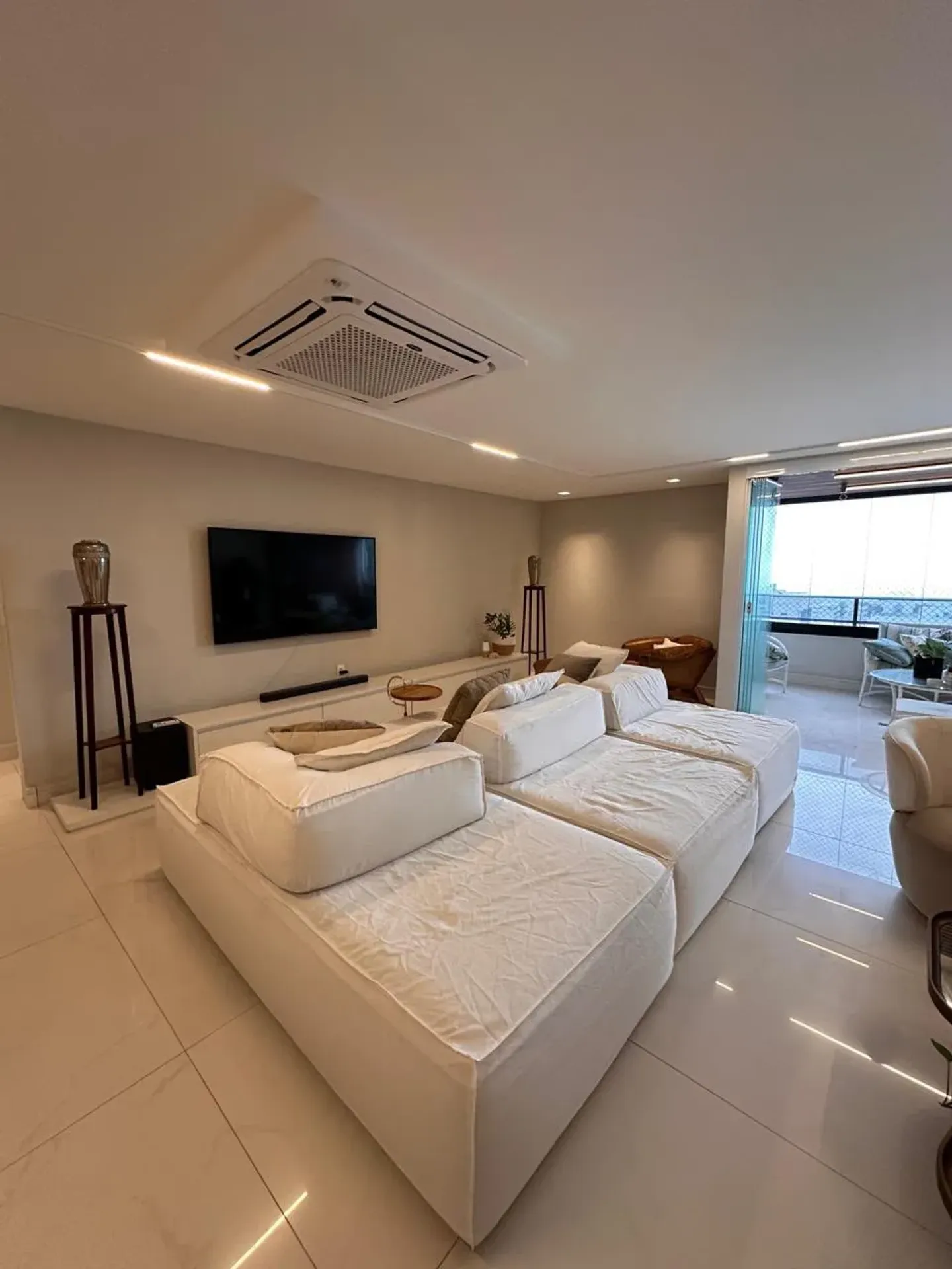 Мебльована квартира 180 м² з 3 спальнями-сюїтами