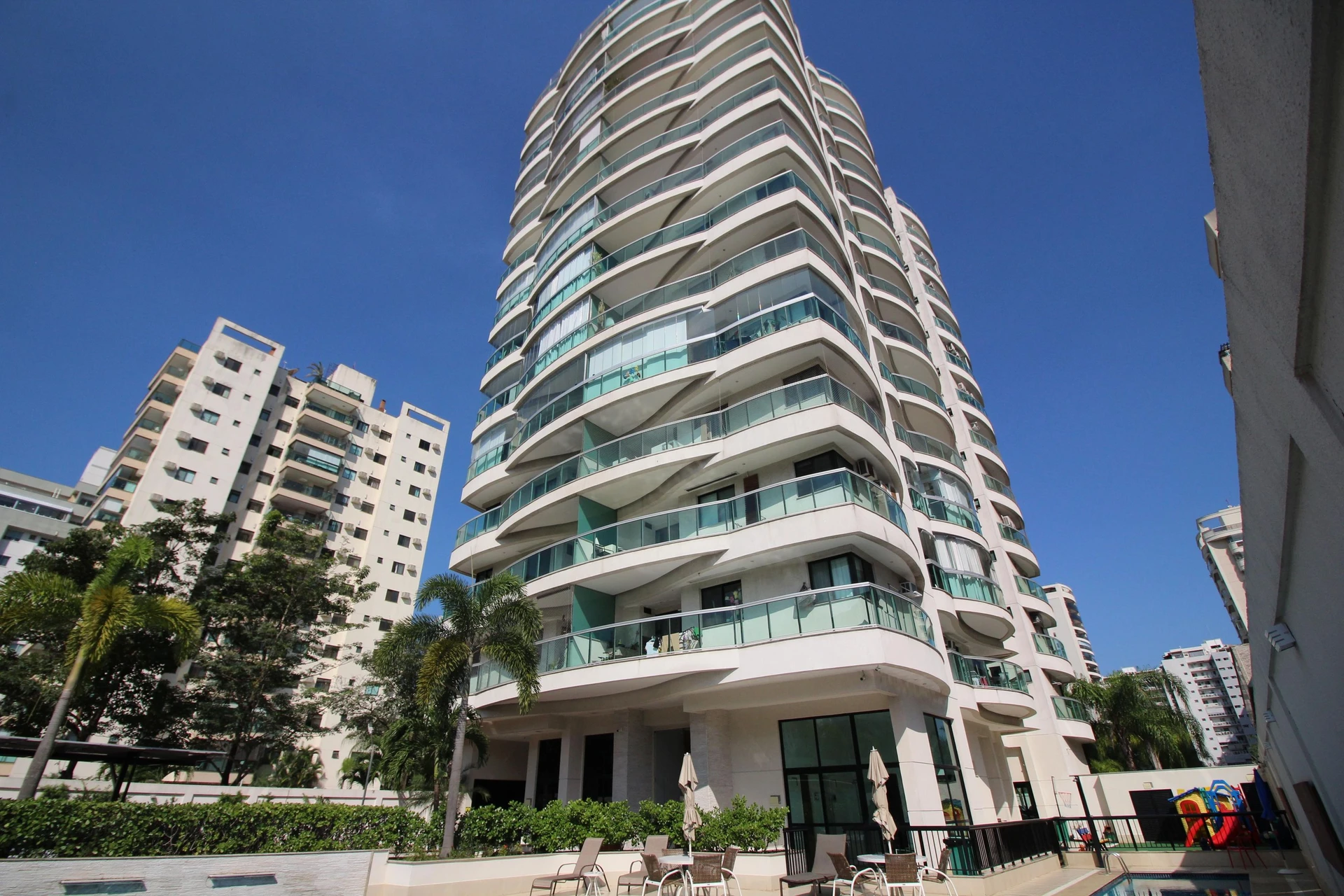 Glass-enclosed balcony in a 3-bedroom apartment, 77 m² — photo 54