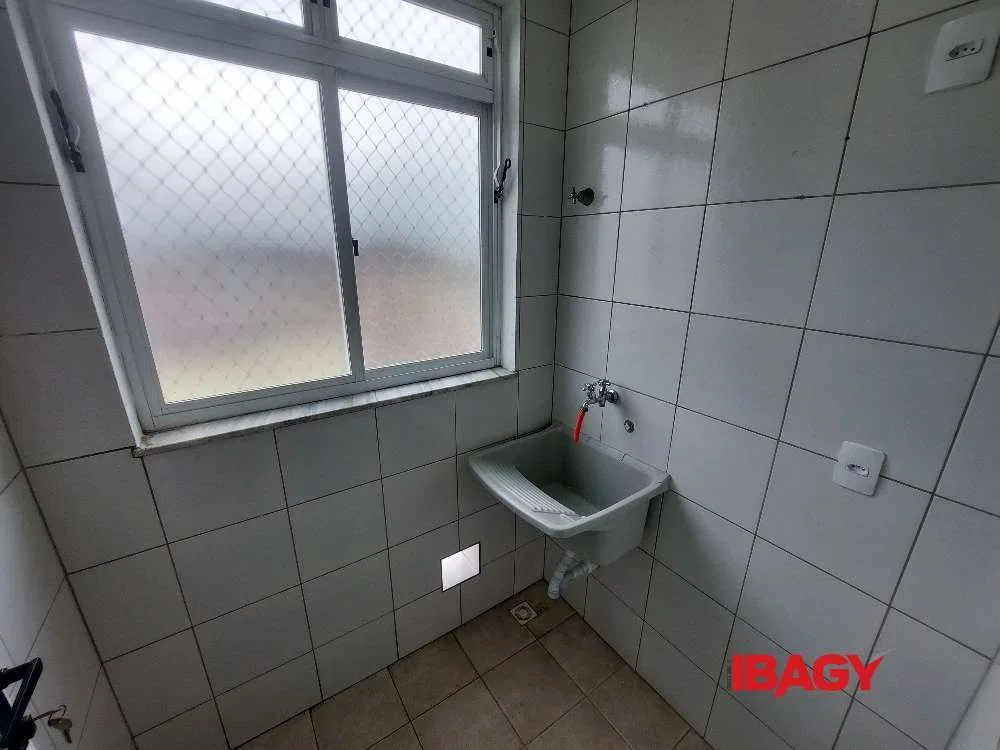 2-bedroom apartment with a closed-off kitchen — photo 9