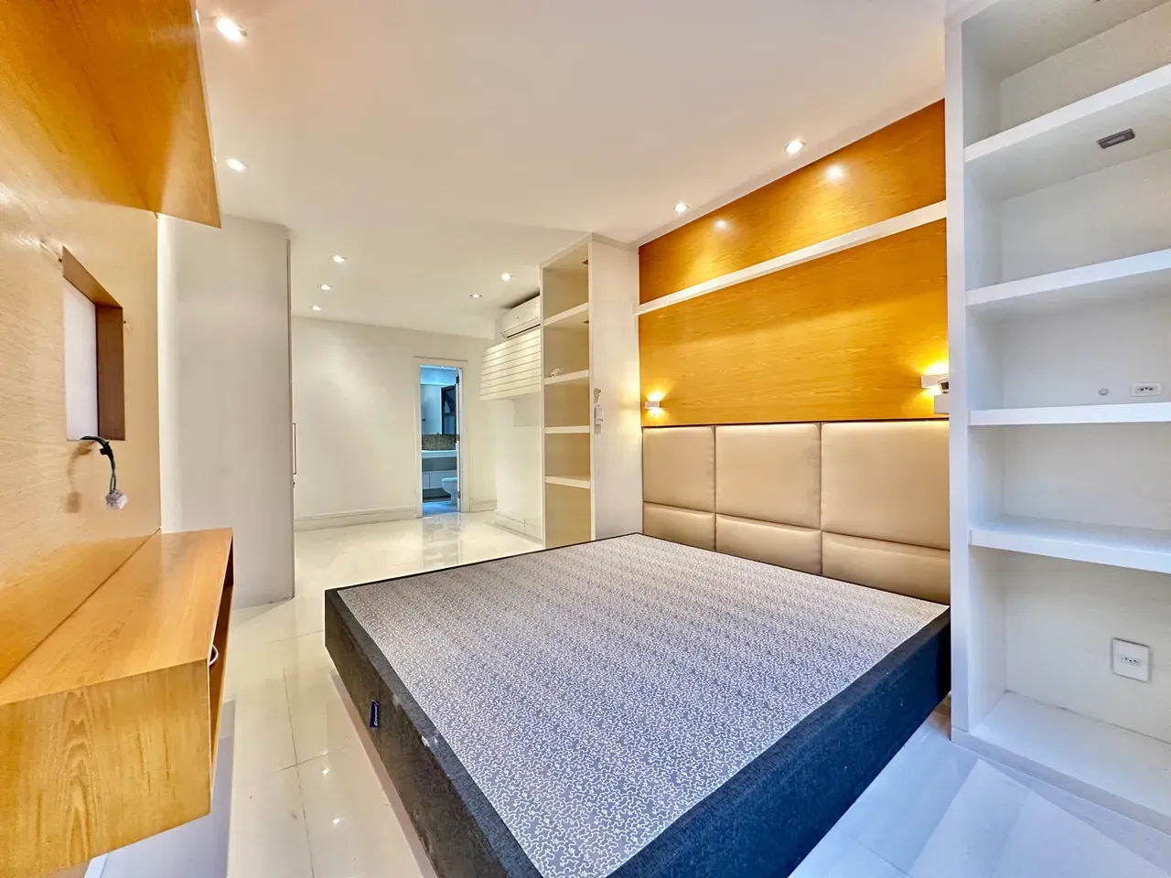 Furnished apartment, 268 m², with a water view — photo 12