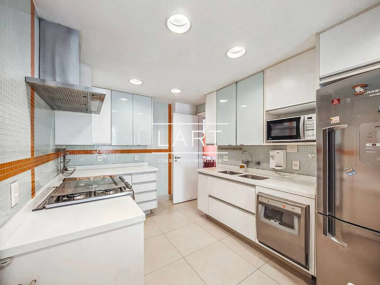 Furnished 3-bedroom apartment with 4 bathrooms and 240 m² — photo 20