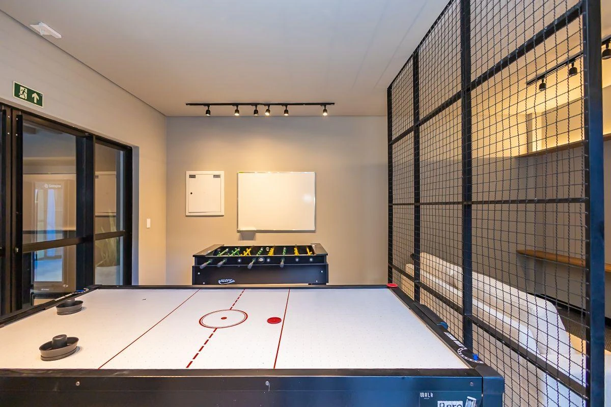 One-bedroom apartment in a building with a gym — photo 14
