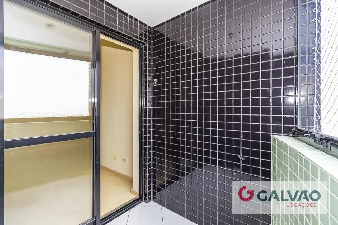 Balcony with a grill in a 3-bedroom apartment, 87 m² — photo 7