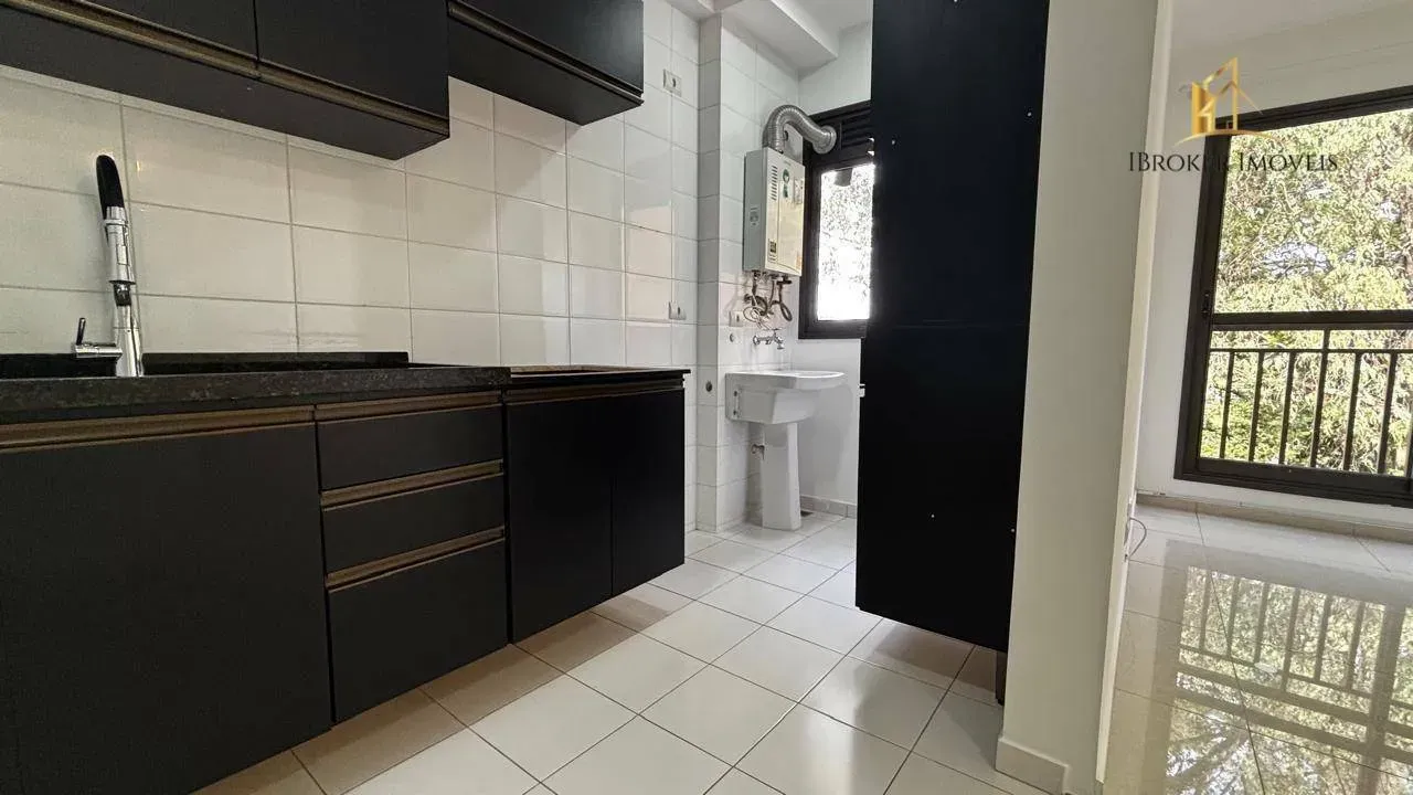Apartamento de 2 quartos com cozinha fechada e fogão