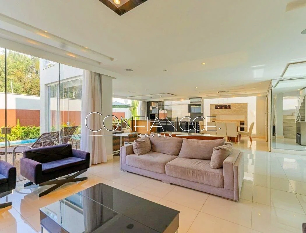 Furnished house, 350 m², with floor-to-ceiling windows