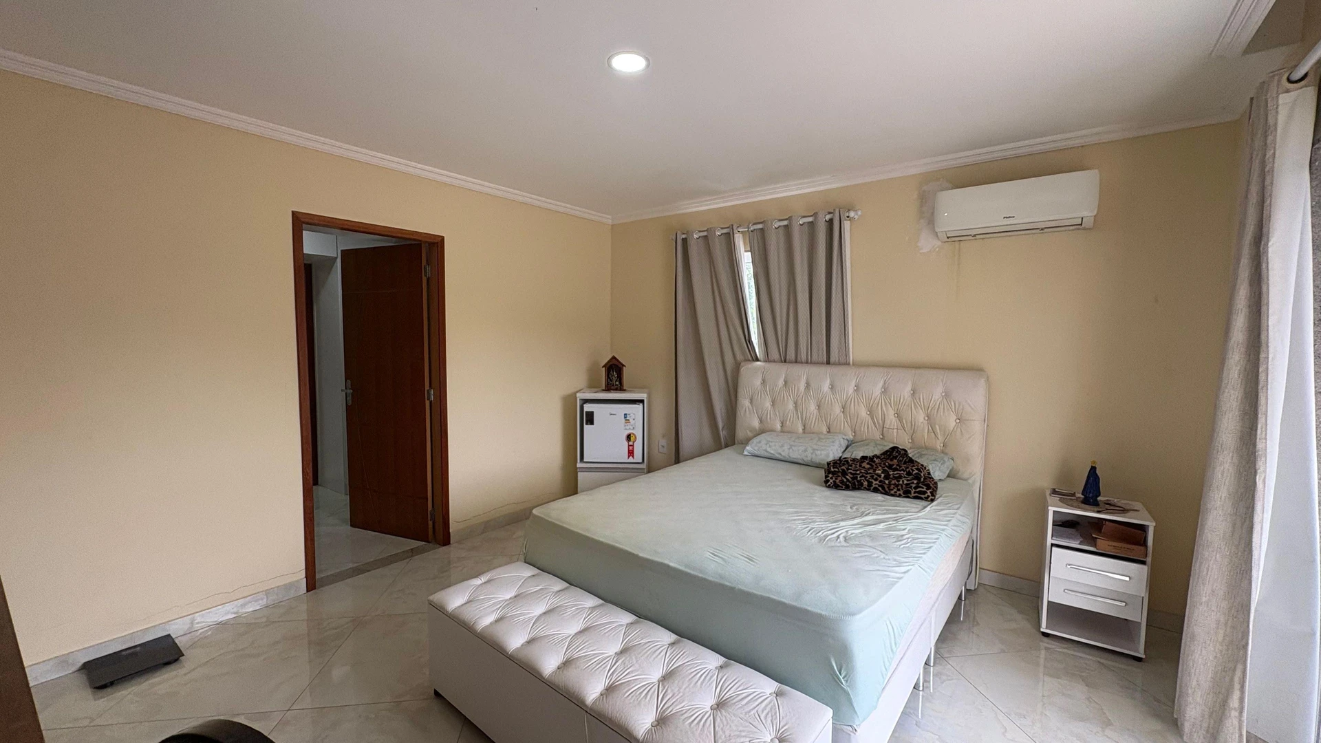 4-bedroom house with a glass-enclosed balcony — photo 7