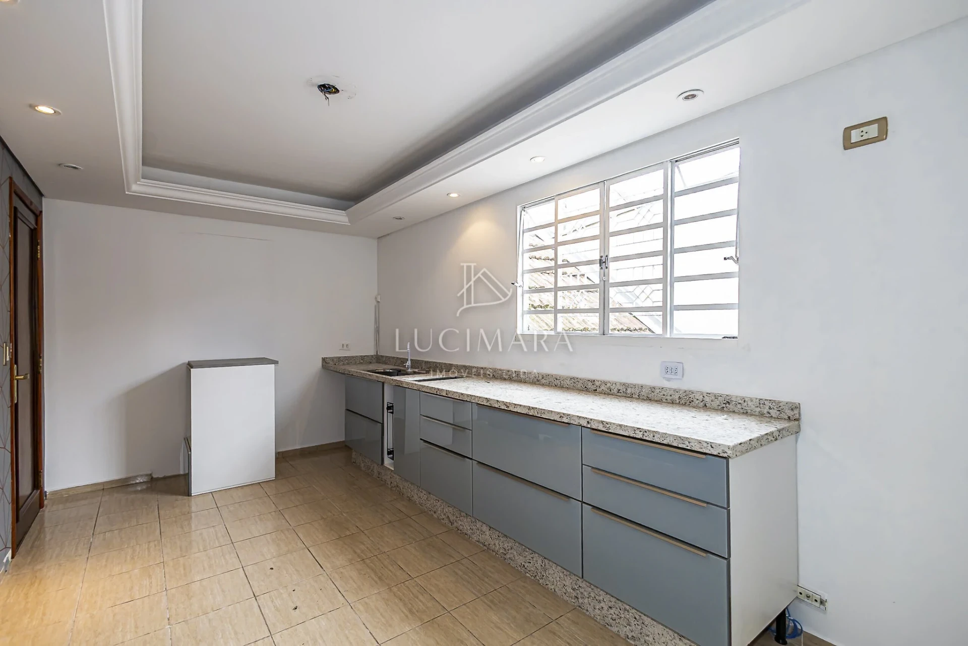 Wood or laminate floors in a 2-bedroom house, 170 m² — photo 7