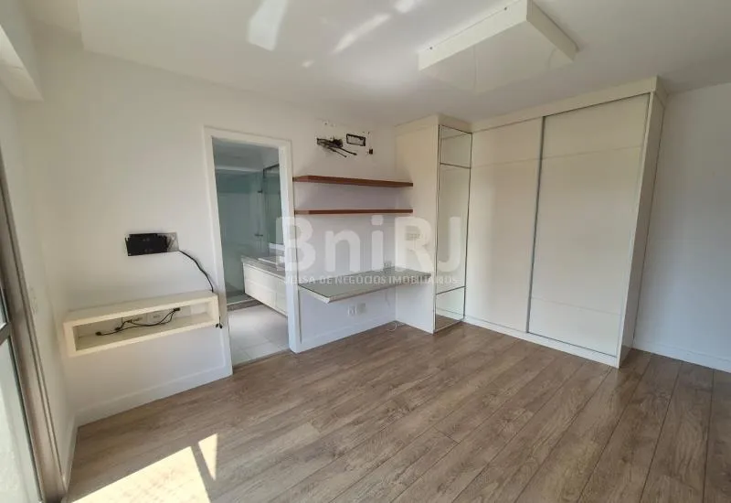 Apartment with 4 bedrooms and a glass balcony — photo 26