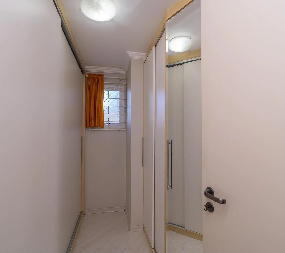 Walk-in closet in a 3-bedroom house, 140 m² — photo 20