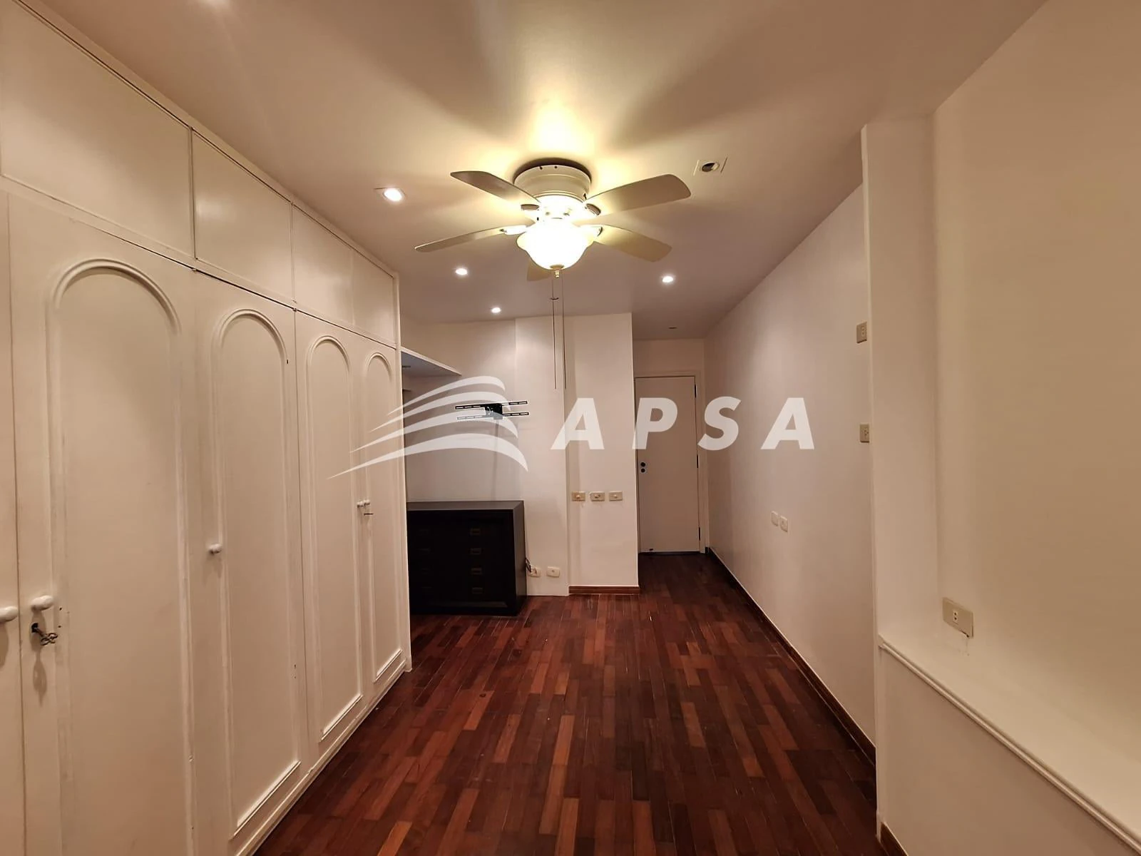 4-bedroom apartment in a building with a sauna — photo 10