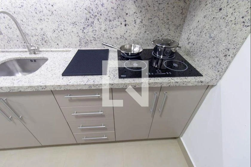Furnished 1-bedroom apartment with an electric mini-kitchen — photo 9