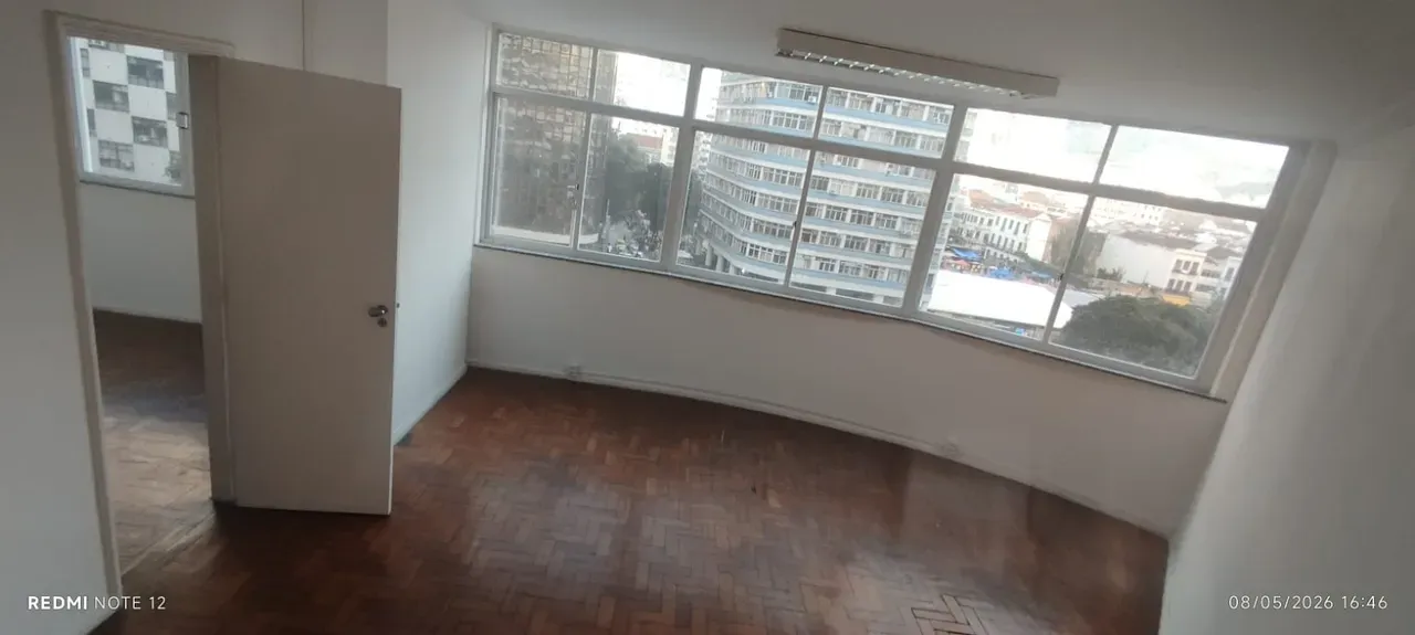 Unfurnished 1-bedroom apartment with floor-to-ceiling windows — photo 9