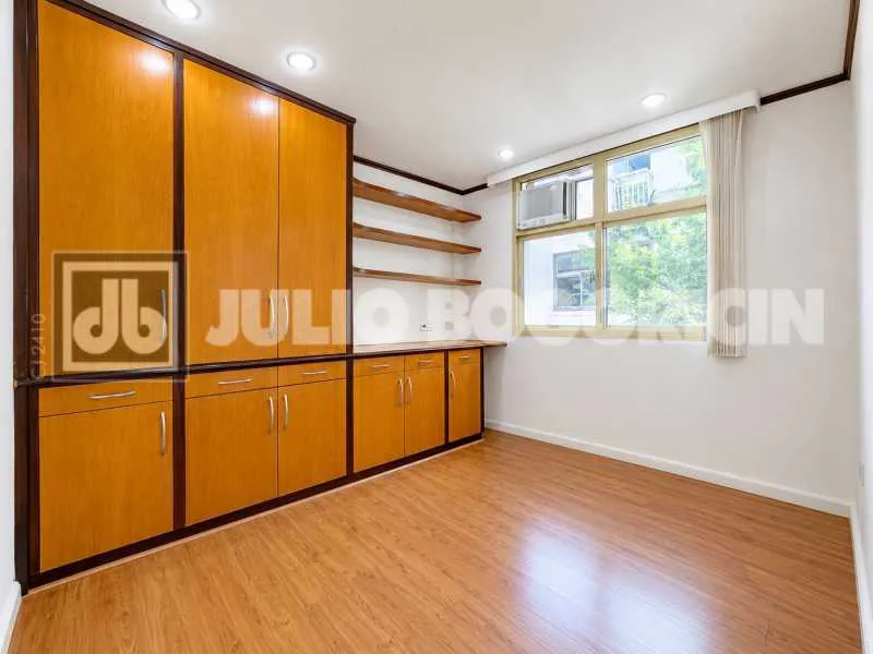3-bedroom apartment with a park view in Rio de Janeiro — photo 30