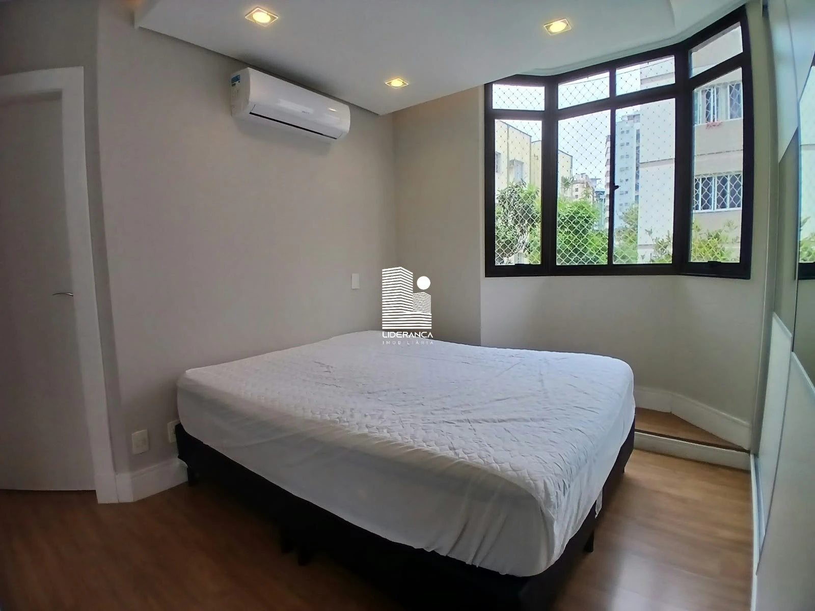 Apartamento com piso de madeira ou laminado, Centro — photo 25