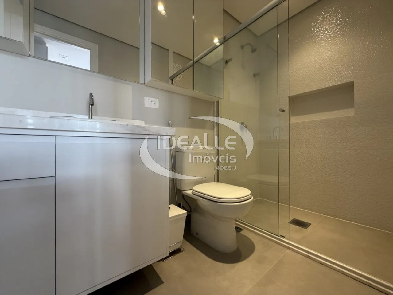Apartment with 2 bedrooms and a glass-enclosed balcony — photo 20