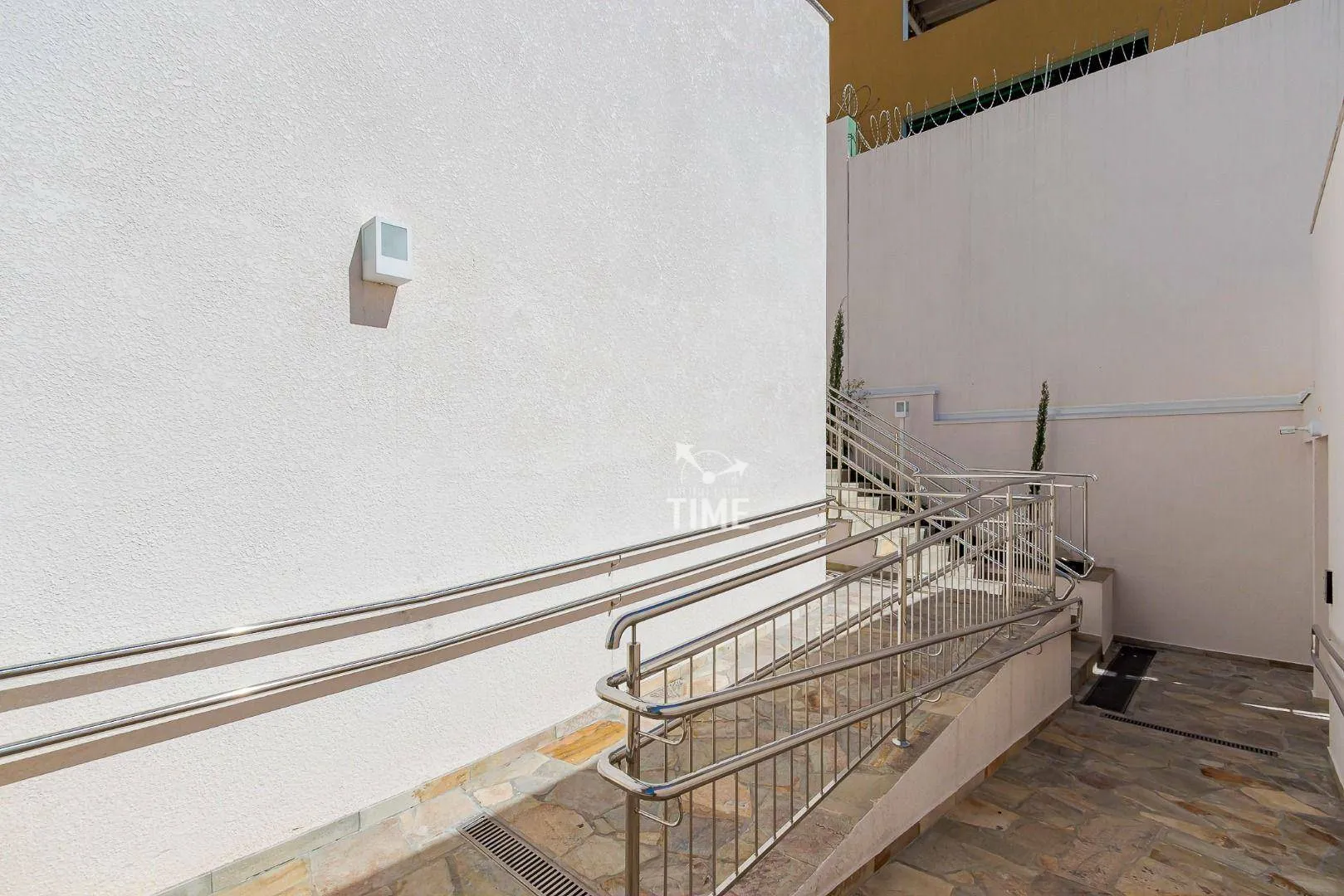 Balcony with a grill in a 3-bedroom apartment, 107 m² — photo 56