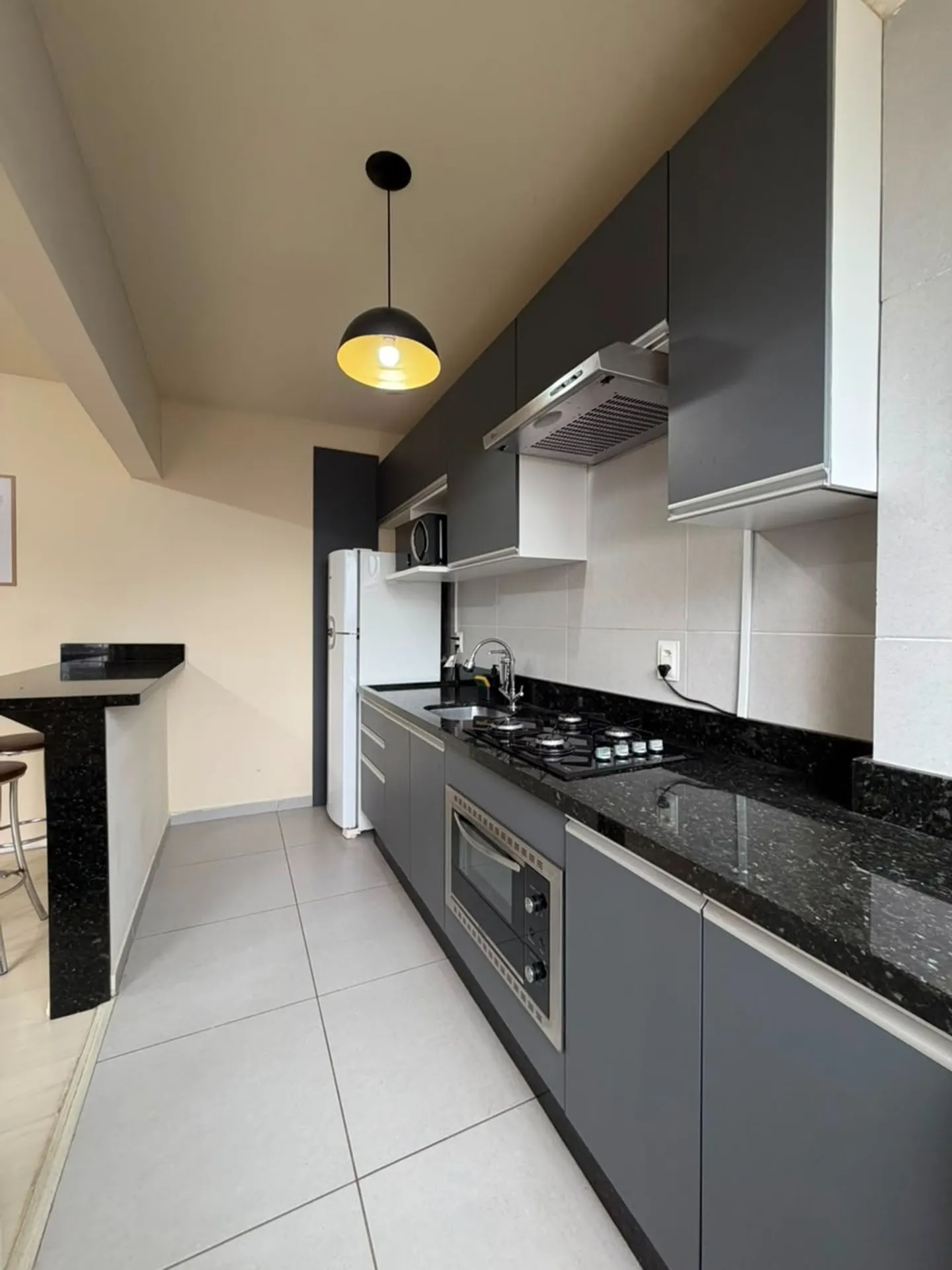 Apartamento mobiliado de 1 dormitório com cozinha aberta