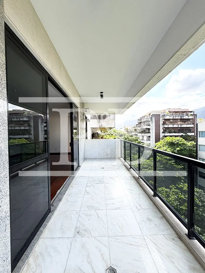 3-bedroom apartment with a water view