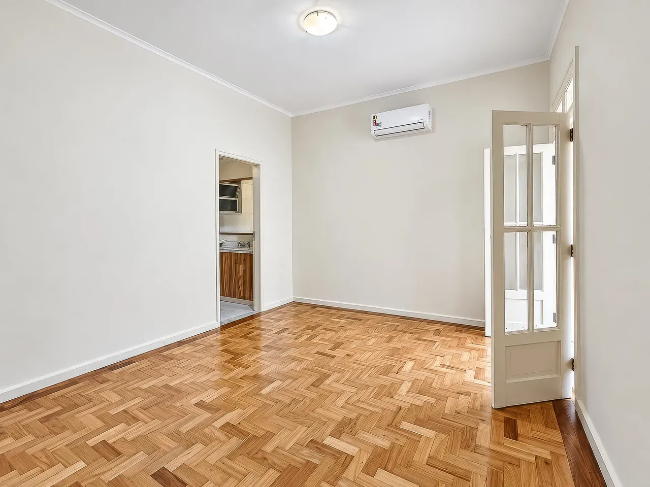 Apartment on the 5th floor with wood or laminate floors — photo 10