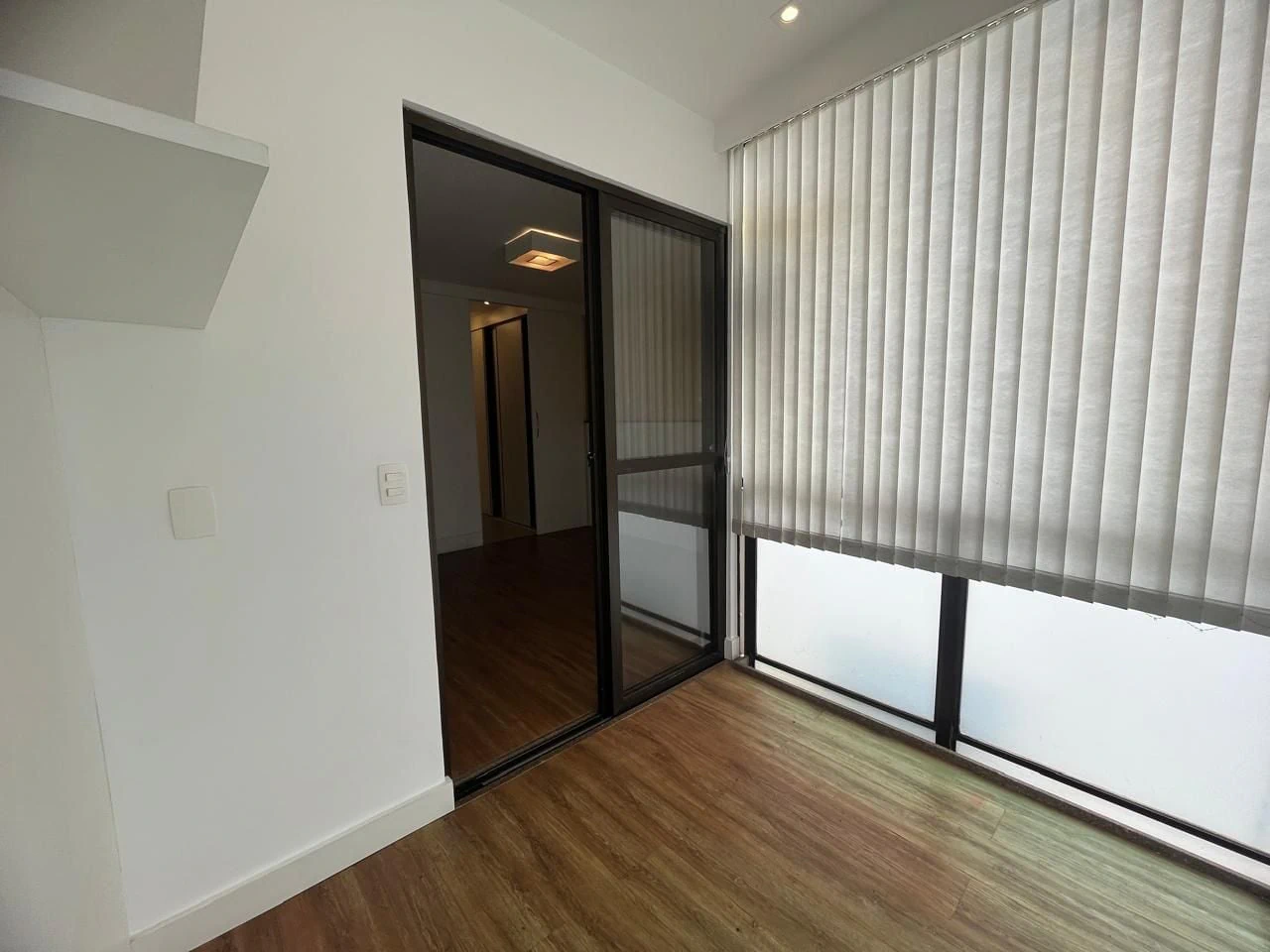 Glass-enclosed balcony in a 3-bedroom apartment, 160 m² — photo 20