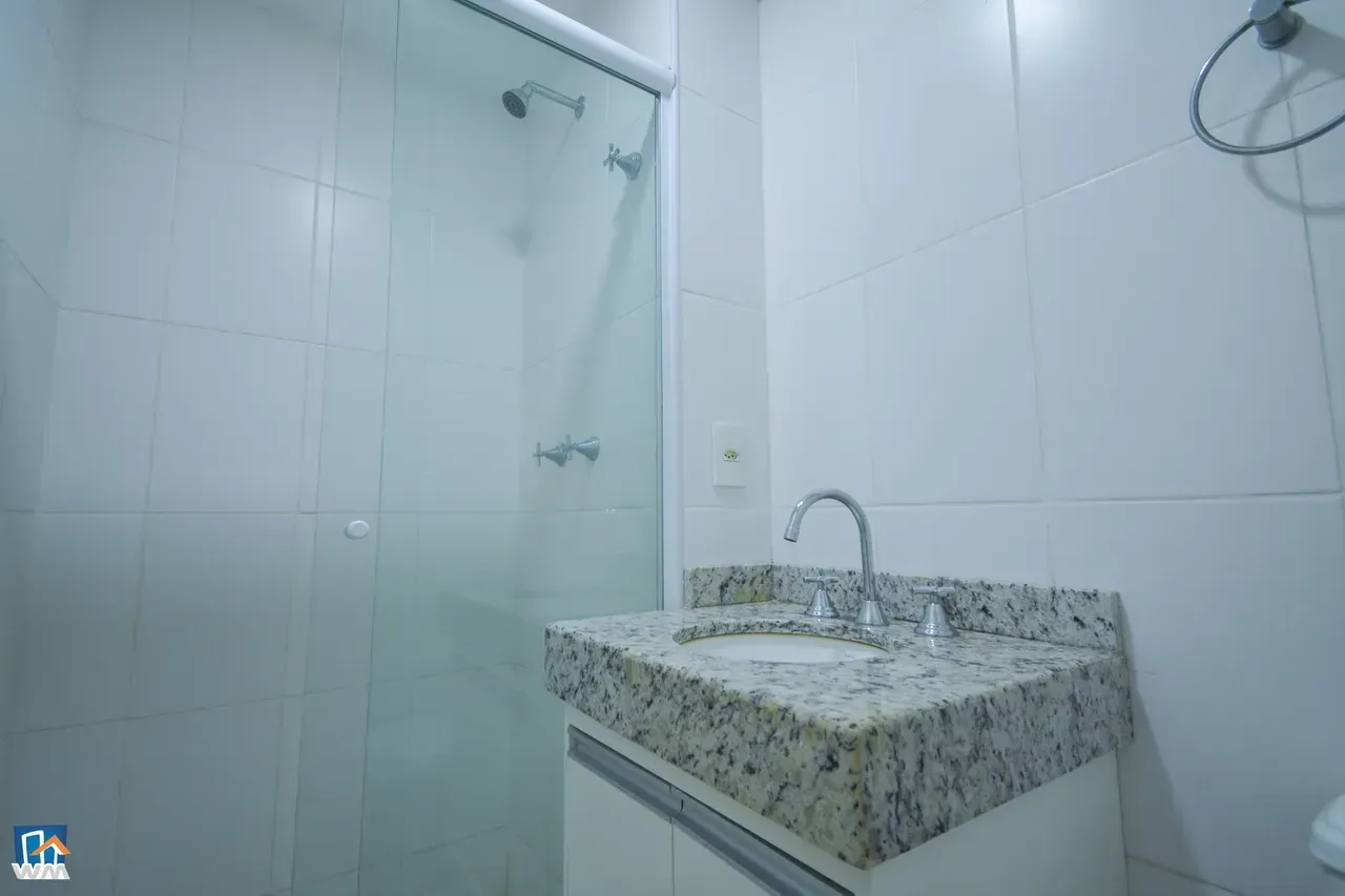 2-bedroom apartment with 1 bath and parking spot — photo 4