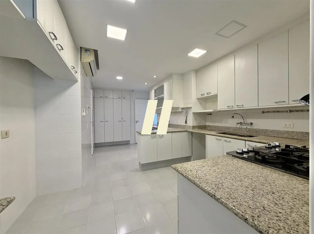 3-bedroom apartment with a bathtub in Rio de Janeiro — photo 16