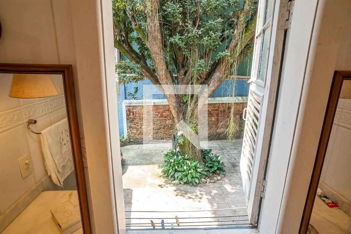 Furnished house, 300 m², with floor-to-ceiling windows — photo 113