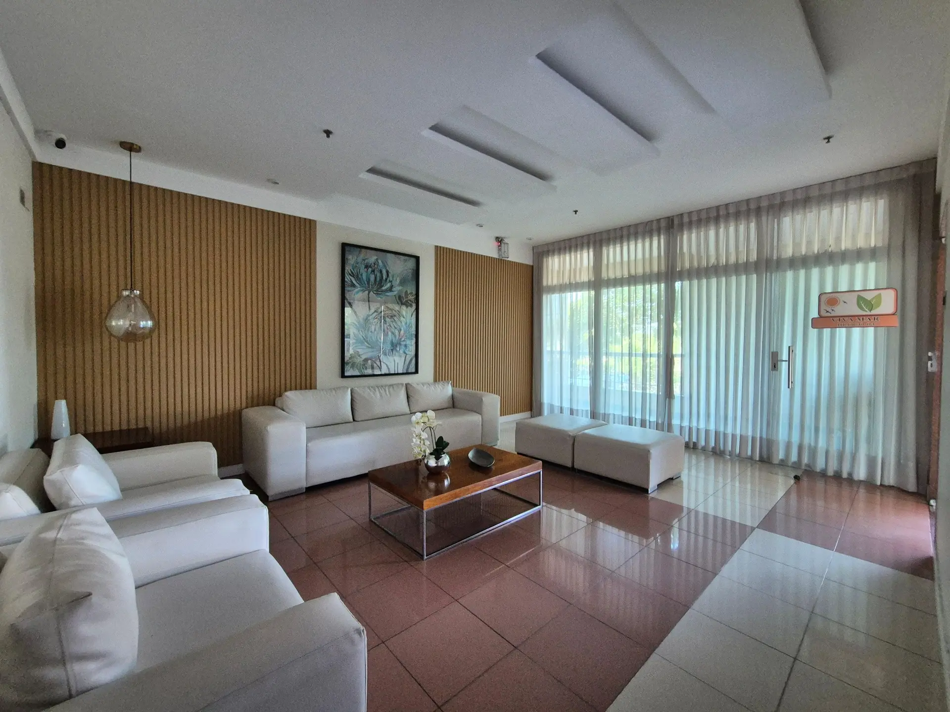 Furnished 2-bedroom apartment with private BBQ — photo 25