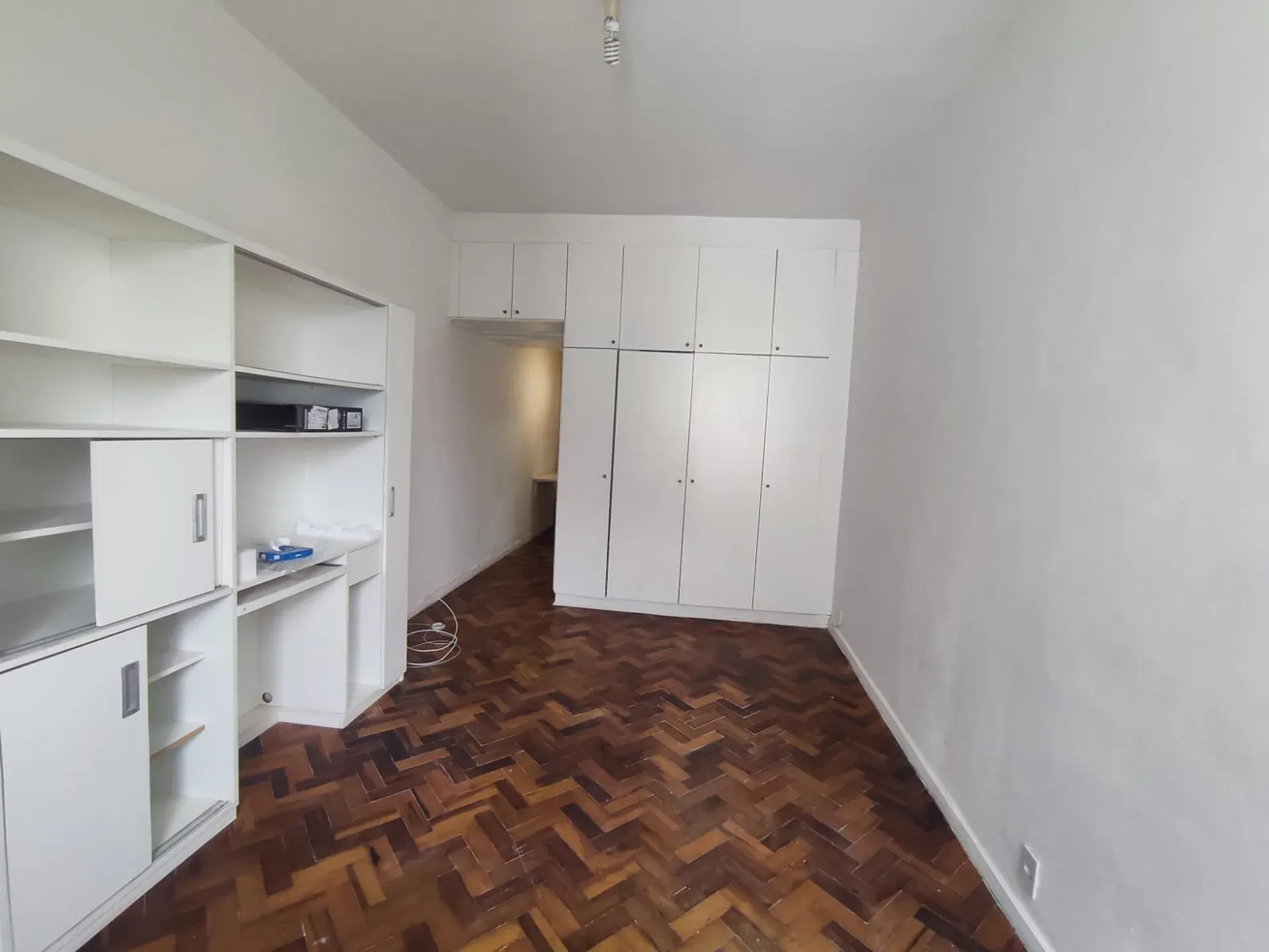 Studio com piso de madeira ou laminado, Centro — photo 14