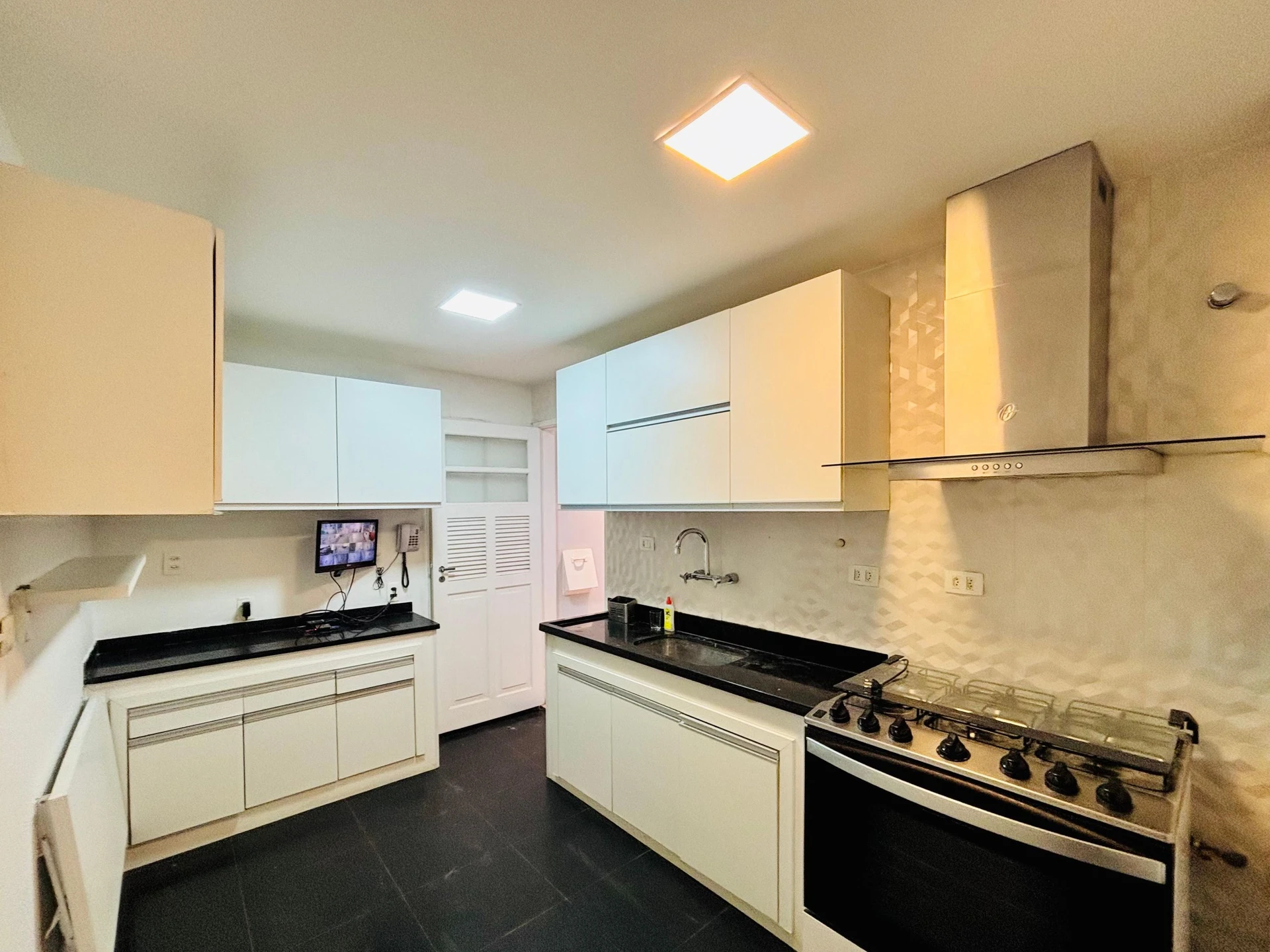 Mountain view in a 4-bedroom apartment, 220 m² — photo 51