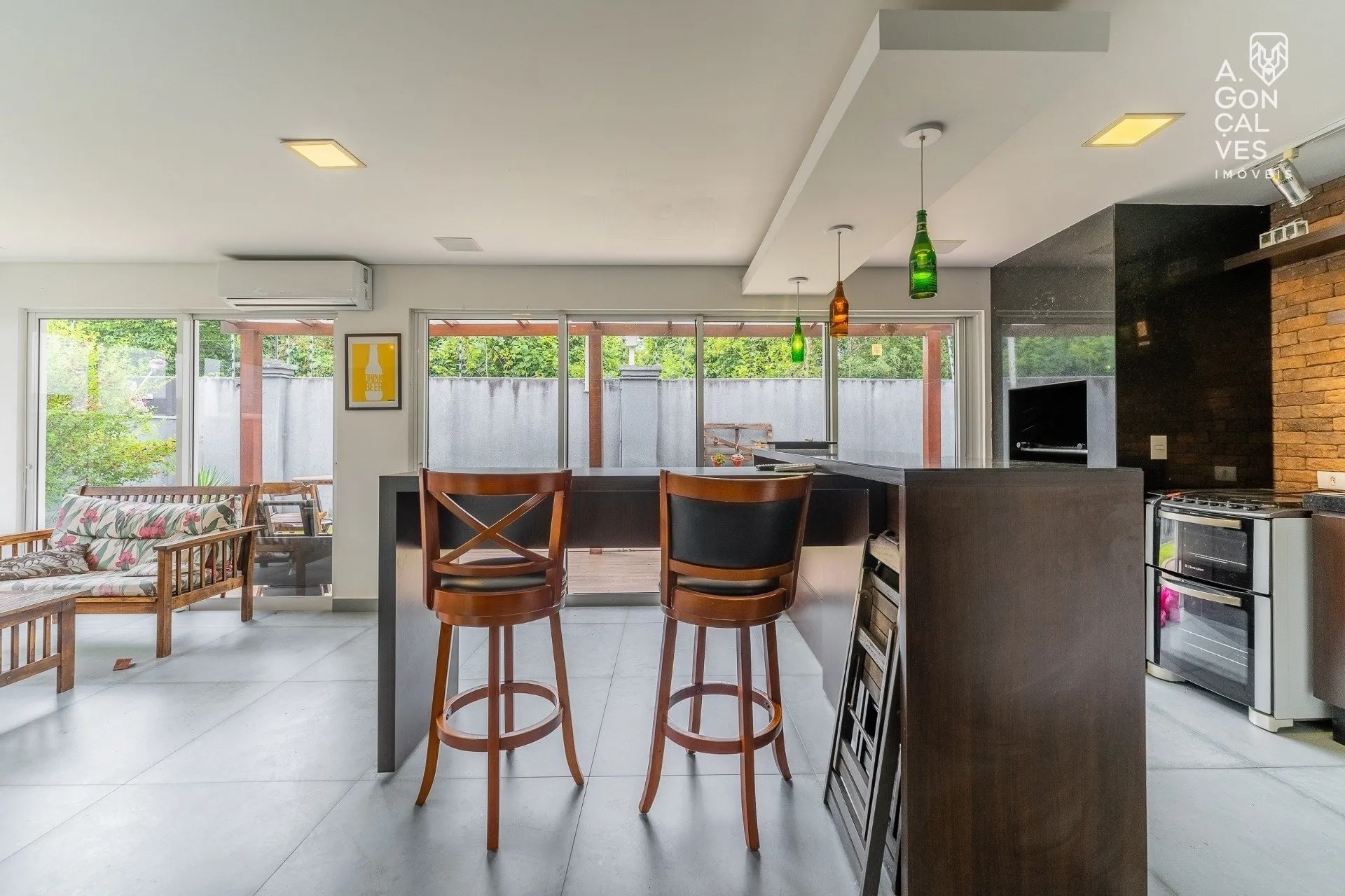 Furnished 4-bedroom house with hot tub and 4 parking spots — photo 14