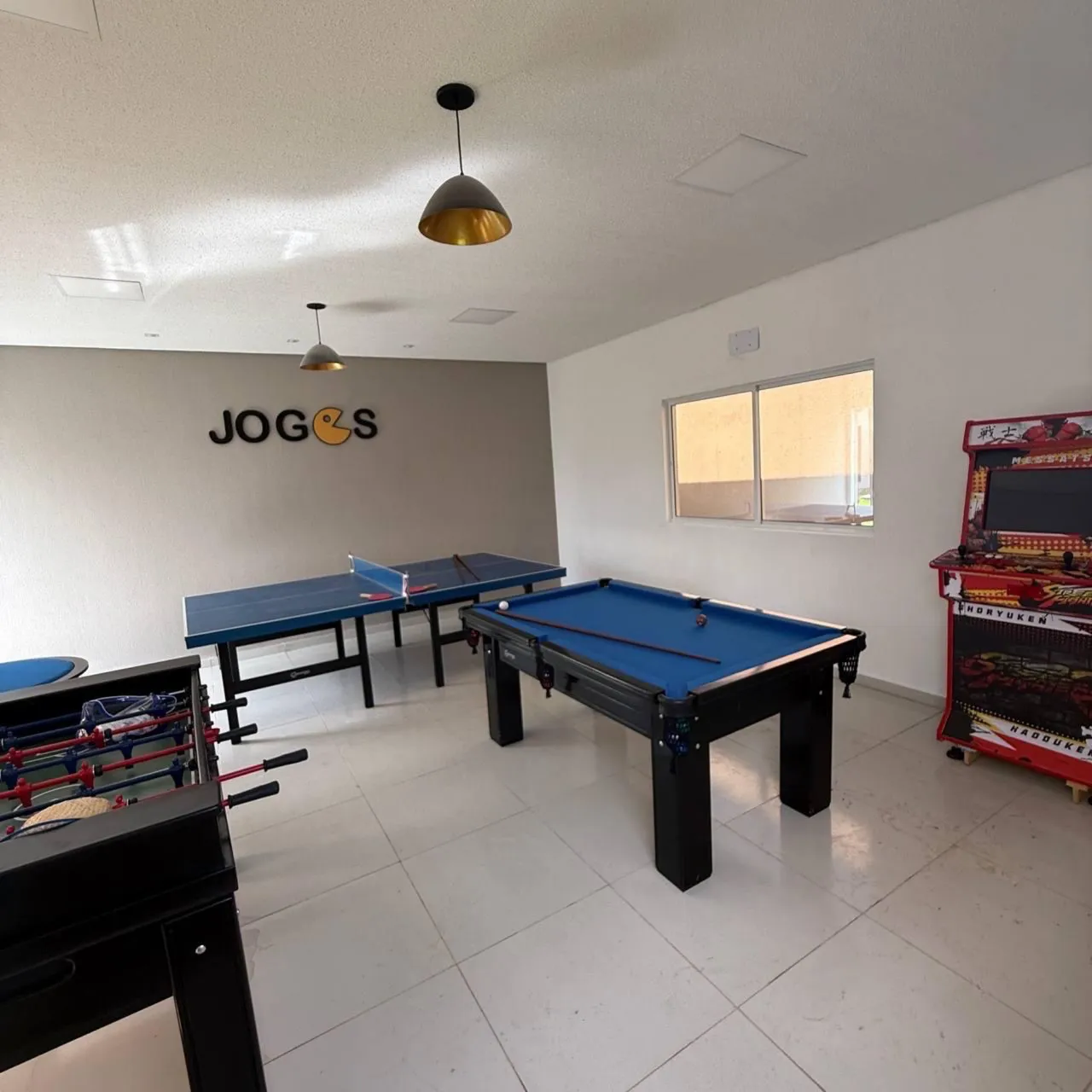Apartamento com 2 quartos e banheiro com box de vidro — photo 2