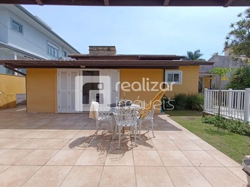 4-bedroom house with a garden — photo 10