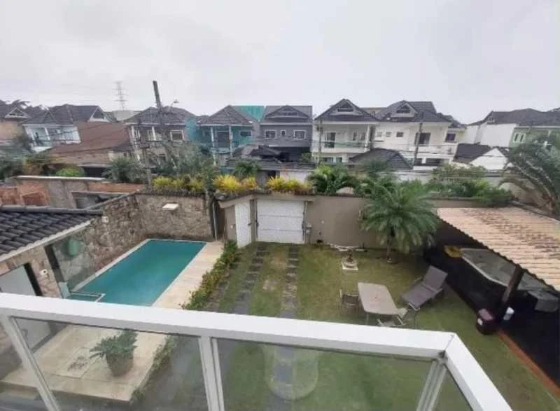 Balcony with a grill in a 4-bedroom house, 300 m² — photo 9