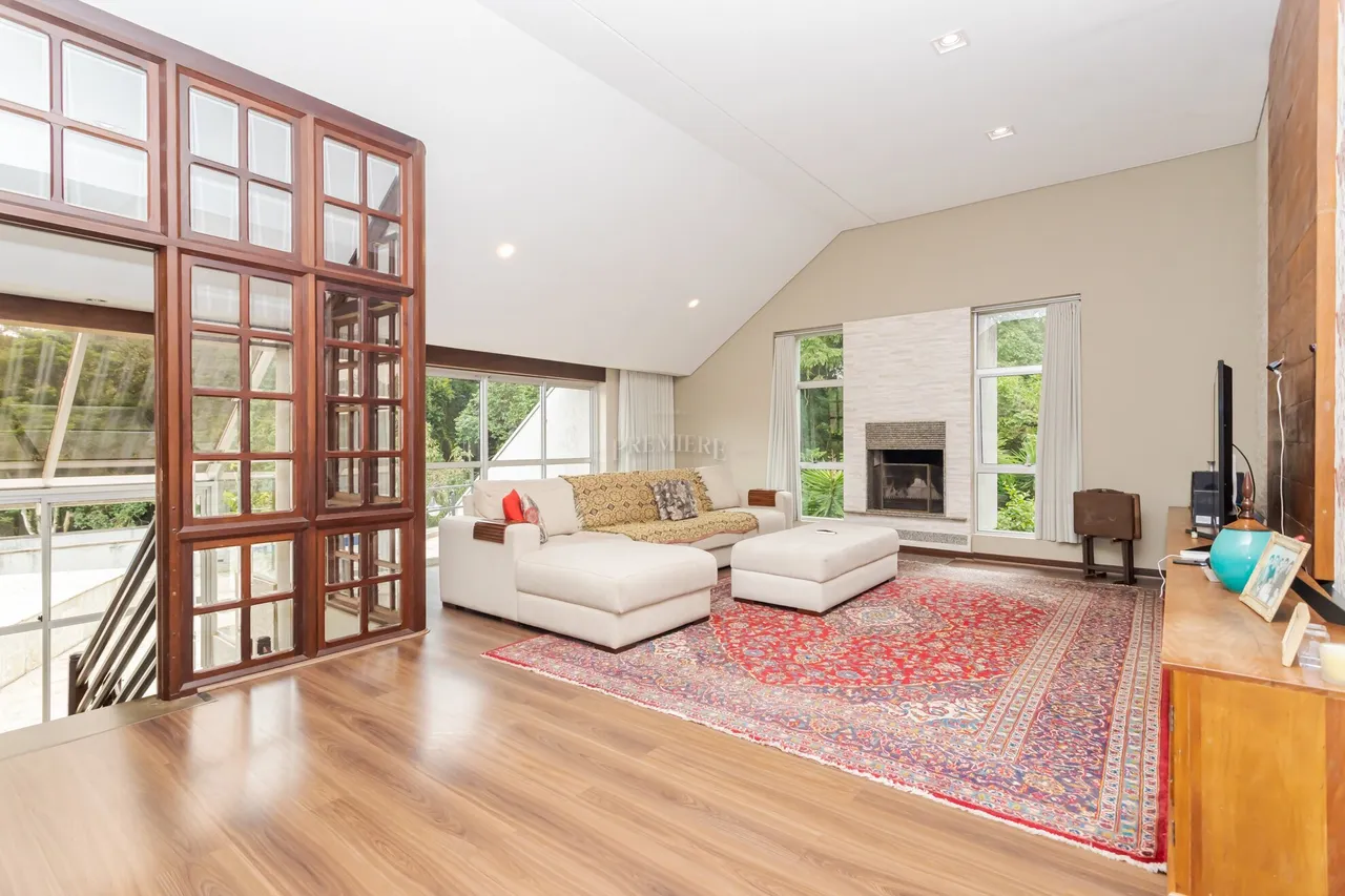 Furnished 4-bedroom house with 5 bathrooms 716 m²
