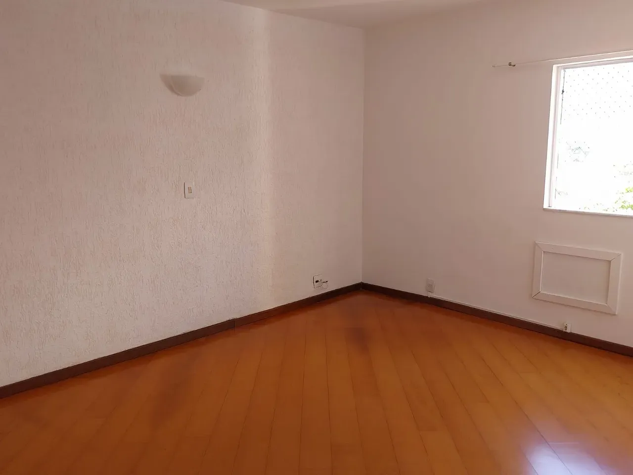One-bedroom apartment with wood or laminate floors — photo 4
