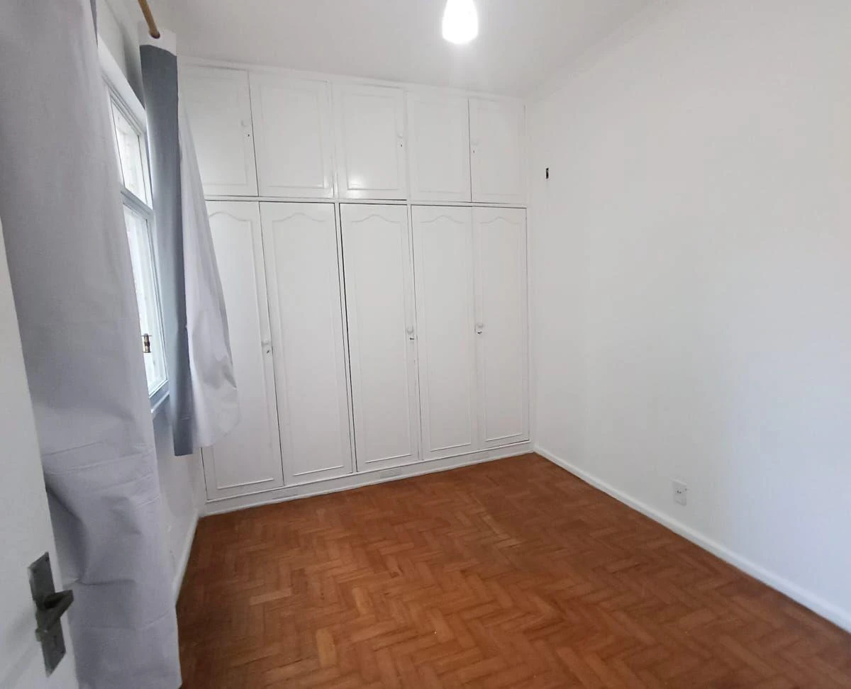 One-bedroom apartment with wood or laminate floors — photo 8