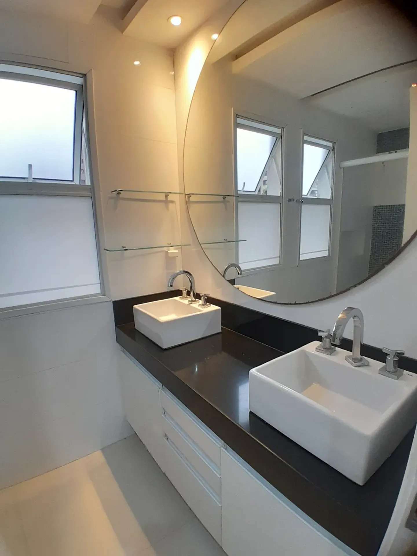 House with 4 en-suite bedrooms and 3 parking spots — photo 37
