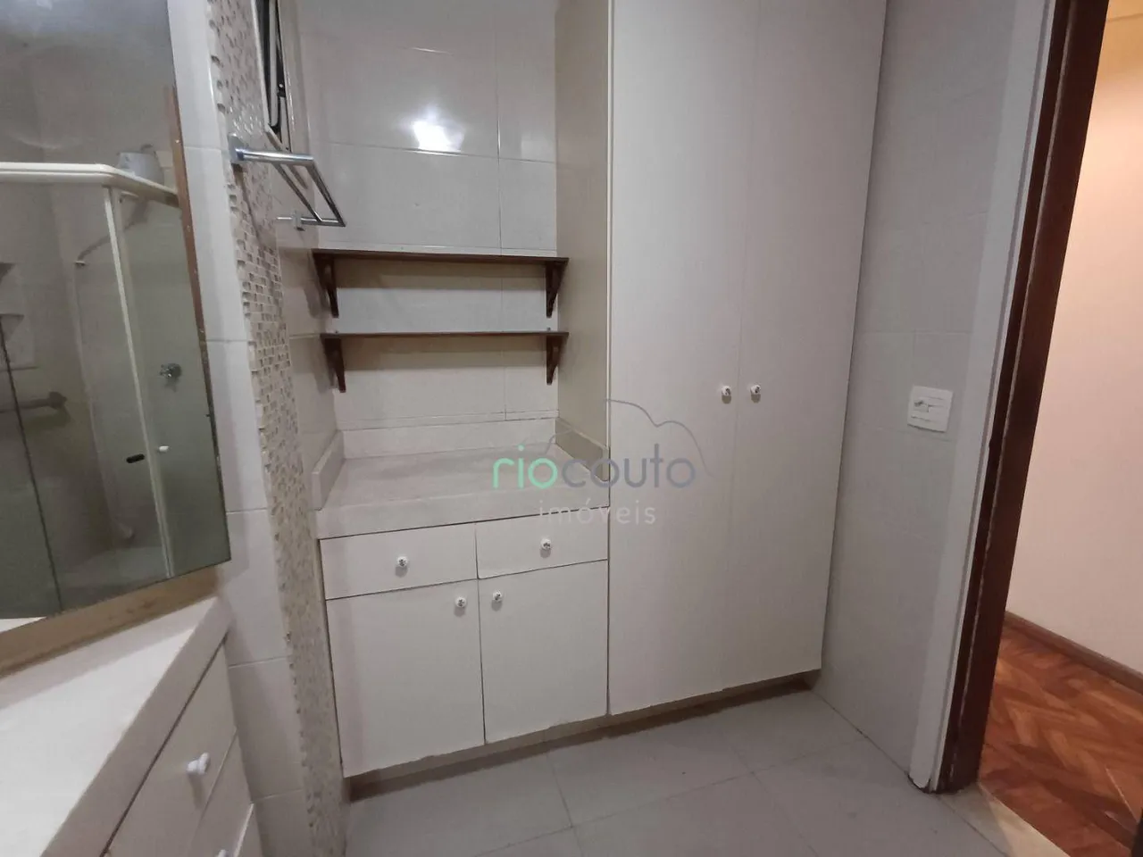 Apartamento com 3 dormitórios e piso de madeira — photo 10