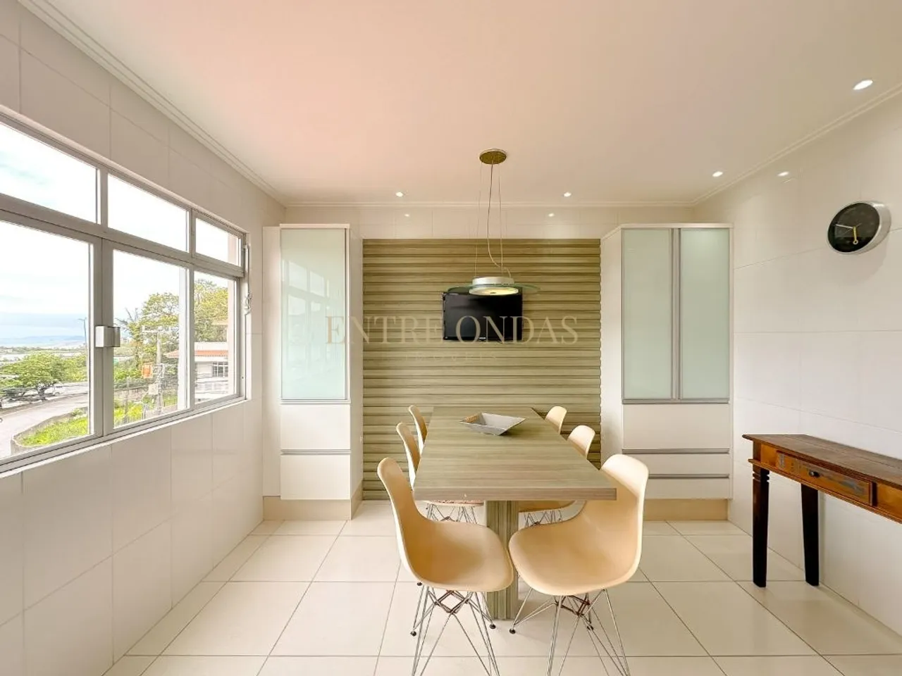 4-bedroom house with a home office — photo 7