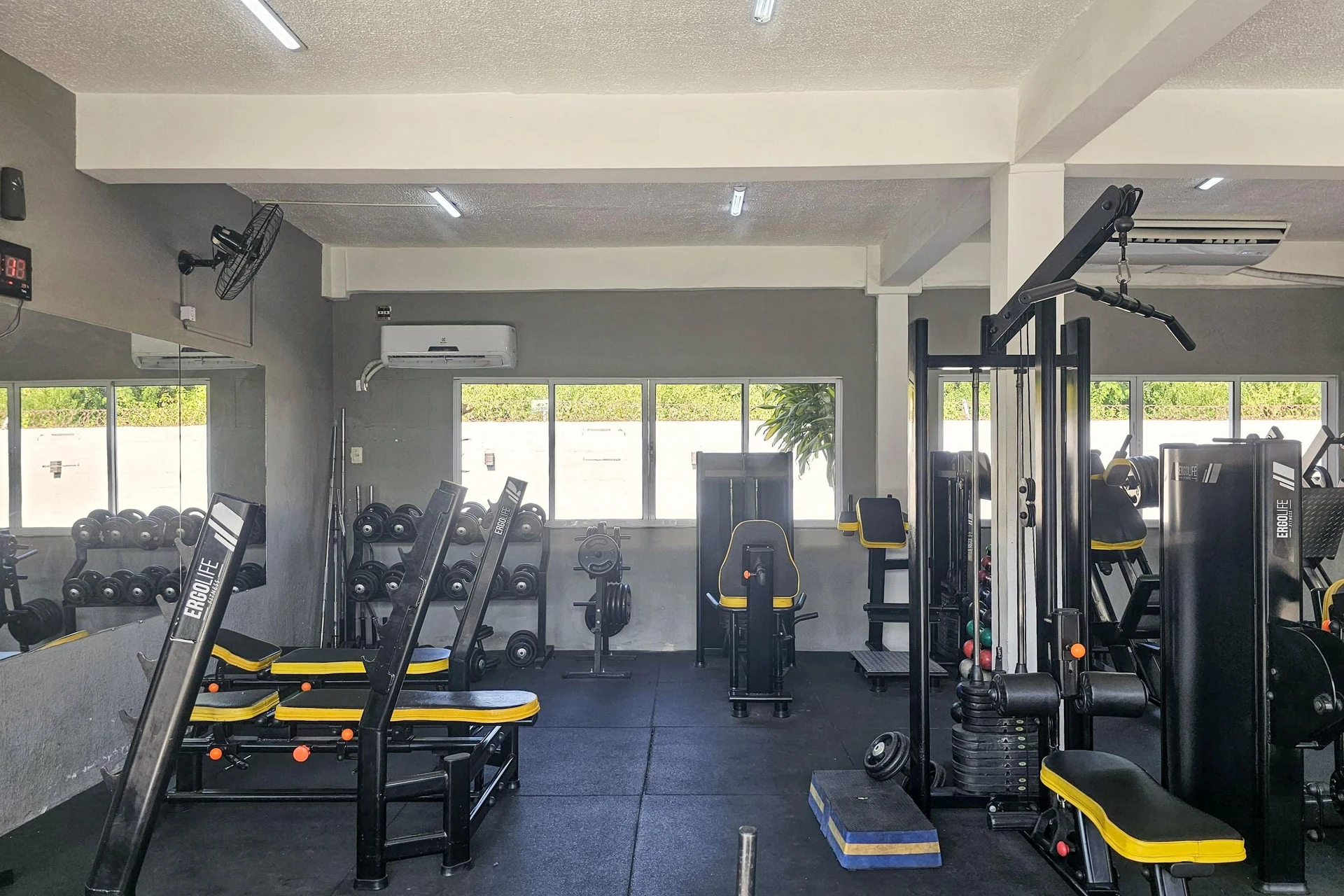 2-bedroom apartment in a building with a gym — photo 15