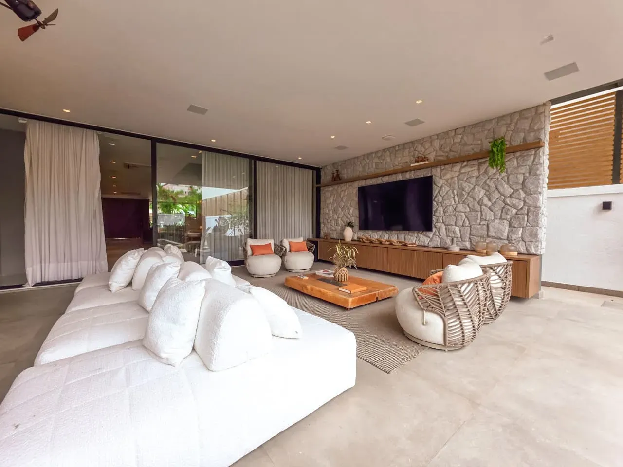 Furnished house, 920 m², with a bathtub — photo 23