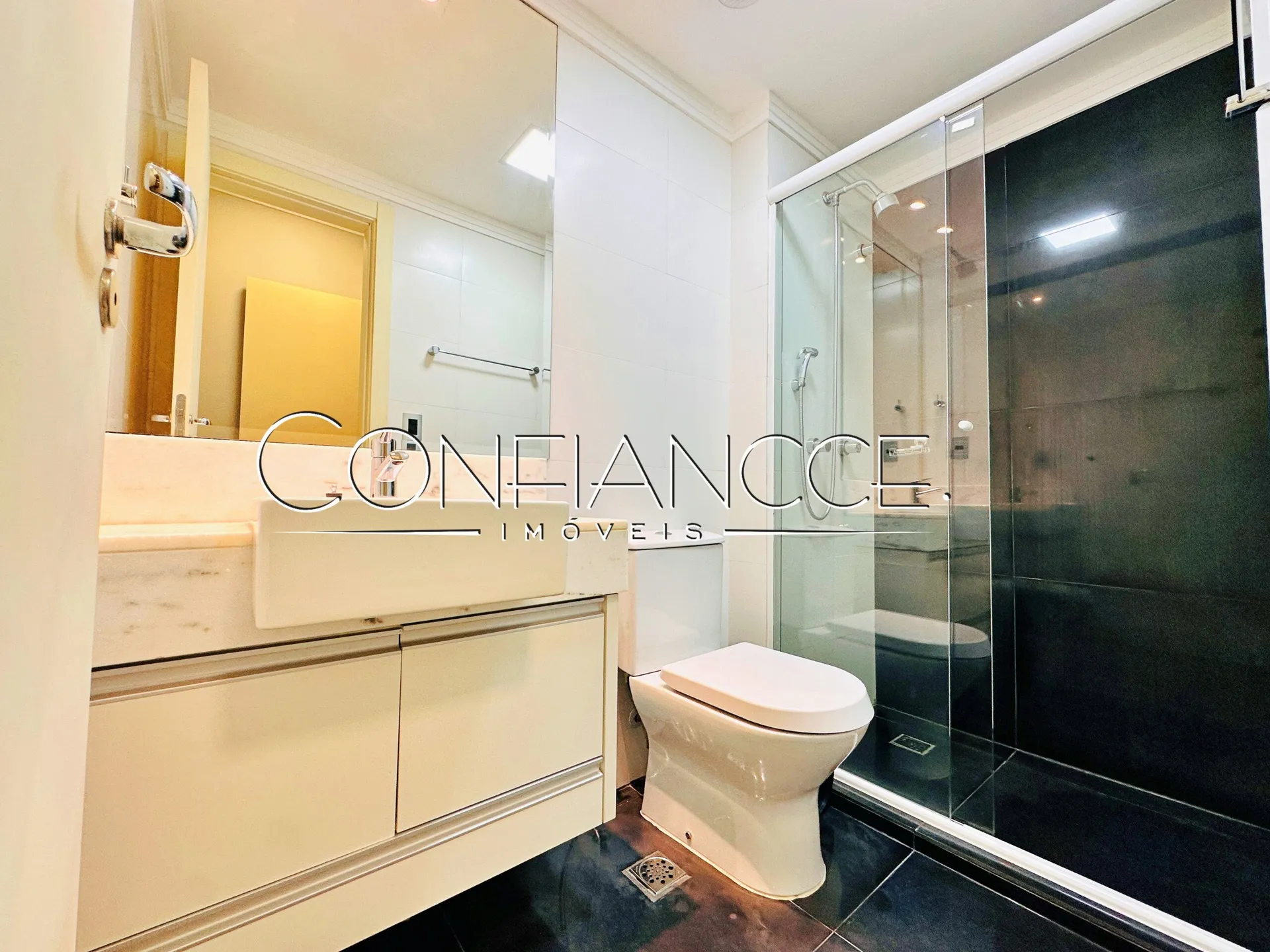 Glass-enclosed balcony in a 3-bedroom apartment, 134 m² — photo 8
