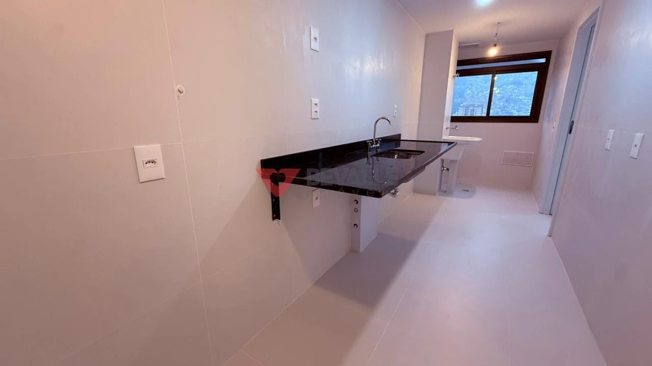 3-bedroom top-floor home with balcony and 152 m² — photo 2