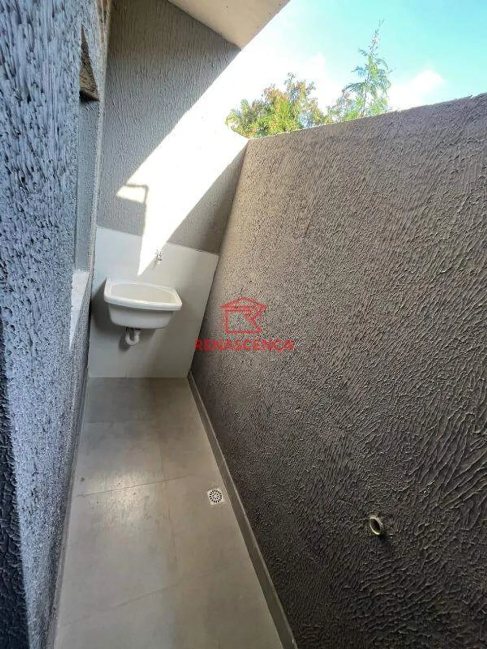 Casa com 1 quarto e cozinha aberta com fogão compacto — photo 8