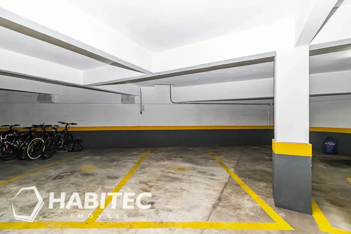 3-bedroom apartment with wood or laminate floors — photo 22